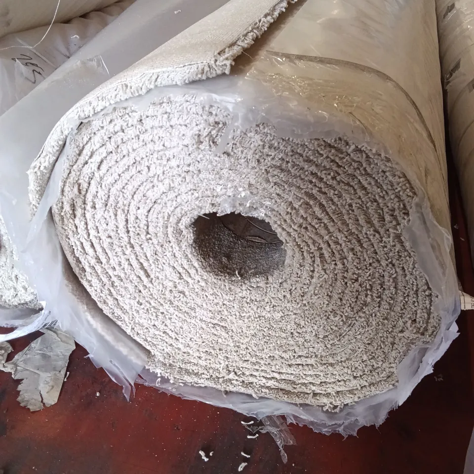 ROLL OF QUALITY FIRST IMPRESSIONS PATIENT CARPET // APPROX SIZE: 11.05 X 4.00M