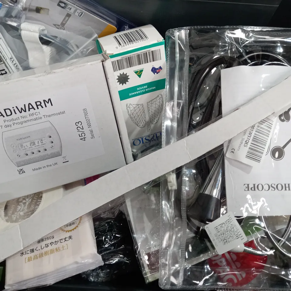BOX OF APPROXIMATELY 12 ASSORTED ITEMS TO INCLUDE - AIR DRYING MODELLING PASTE - CLOTHESLINE - CARBON LOOK WALLET ECT