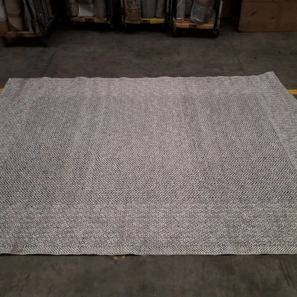 QUALITY DESIGNER HERRINGBONE TEXTURE RUG IN MONOCHROME - 228×320CM 