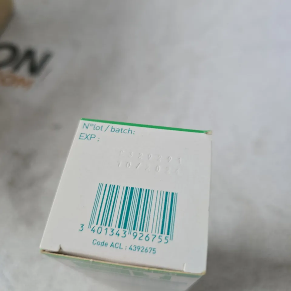 BOX OF APPROXIMATELY 30 X PURESSENTIEL PURIFYING AIR SPRAY – 41 ESSENTIAL OILS, PATENTED FORMULA - EXP DATE 11 / 2024