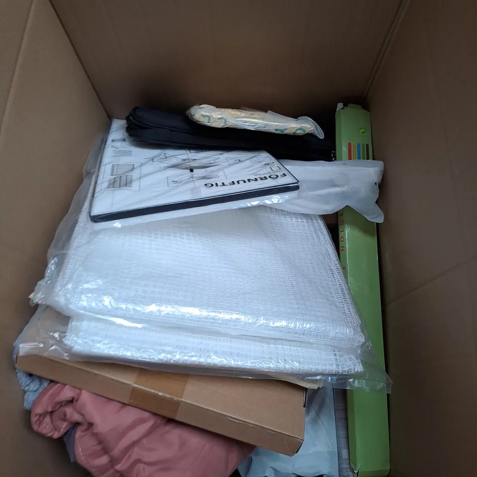 APPROXIMATELY 20 ASSORTED HOUSEHOLD PRODUCTS TO INCLUDE CLEAR BIN BAGS, ICE CUBE TRAY AND NON BIO LAUNDRY CAPSULES
