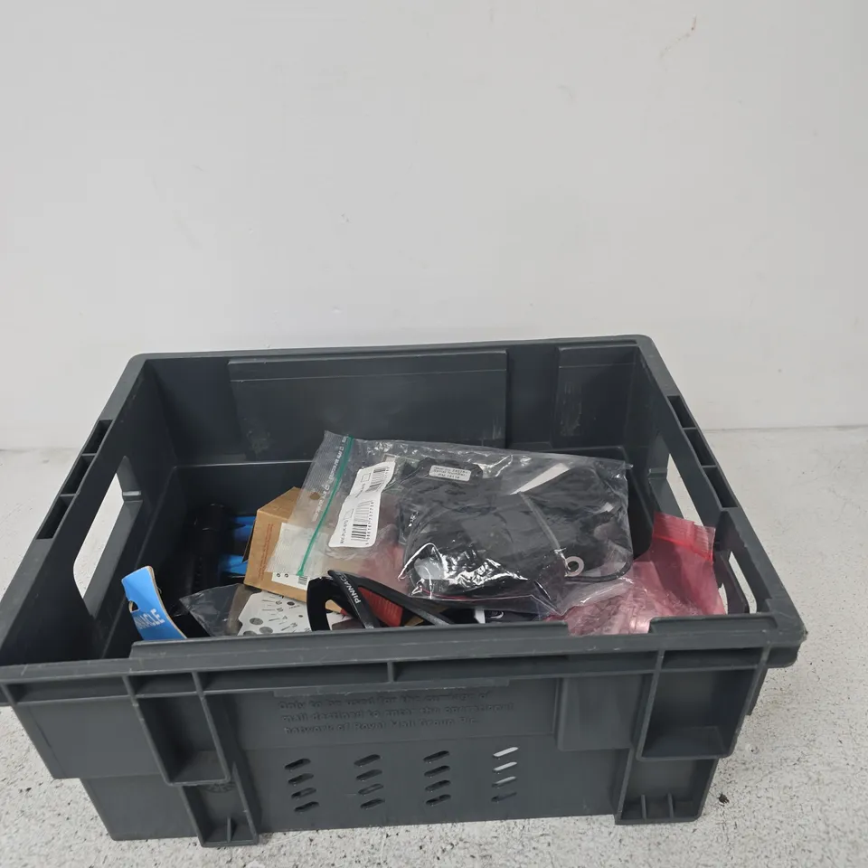 APPROXIMATELY 15 ASSORTED ITEMS INCLUDING PINNACLE RACE BOTTLE CAGE, LIFELINE PRESTA INNER TUBE AND A VEHICLE FAN