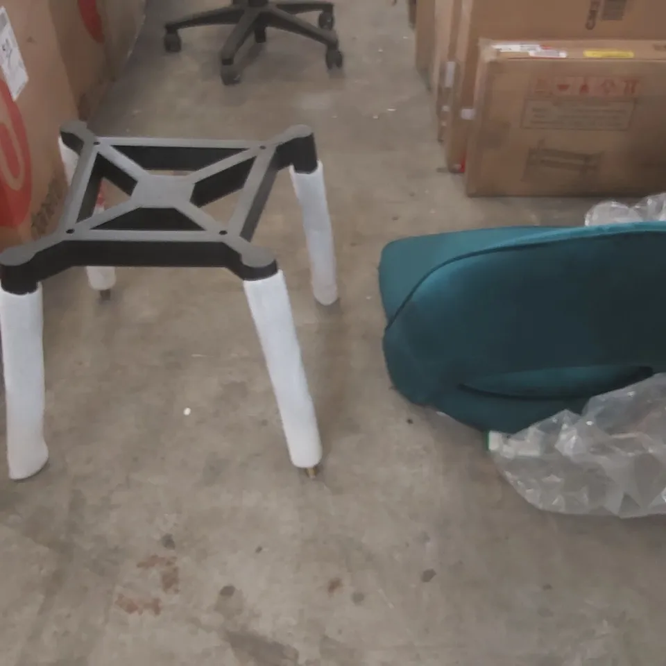 DANETTI CLOVER VELVET DINING CHAIR