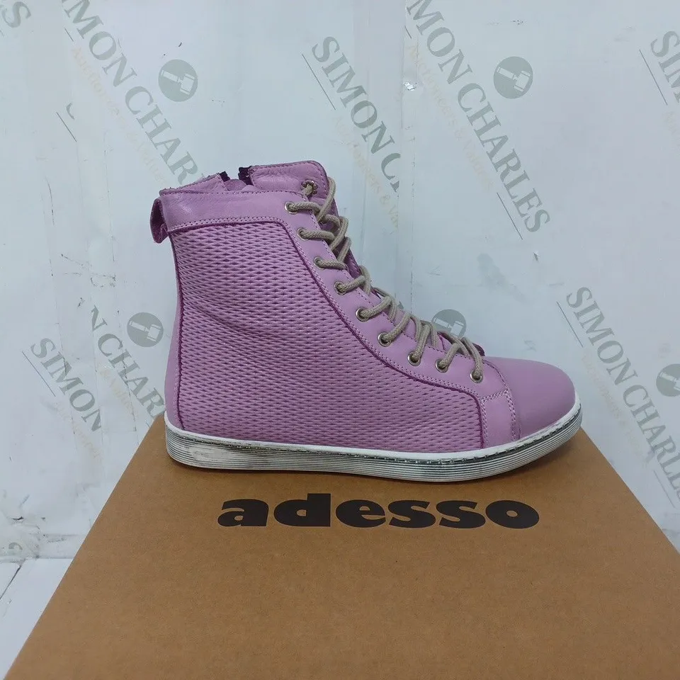 BOXED PAIR OF ADESSO BOOTS SIZE 6