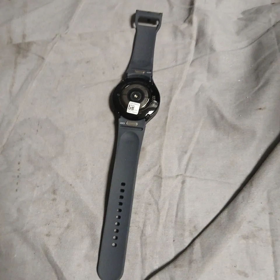 ROUND-FACED SMARTWATCH WITH GREY SILICONE STRAP