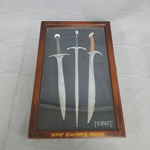 THE HOBBIT SWORDS DISPLAY: STING, GLAMDRING & ORCRIST IN WOODEN FRAME