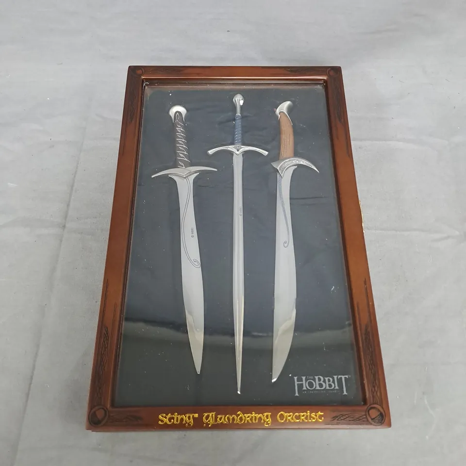 THE HOBBIT SWORDS DISPLAY: STING, GLAMDRING & ORCRIST IN WOODEN FRAME