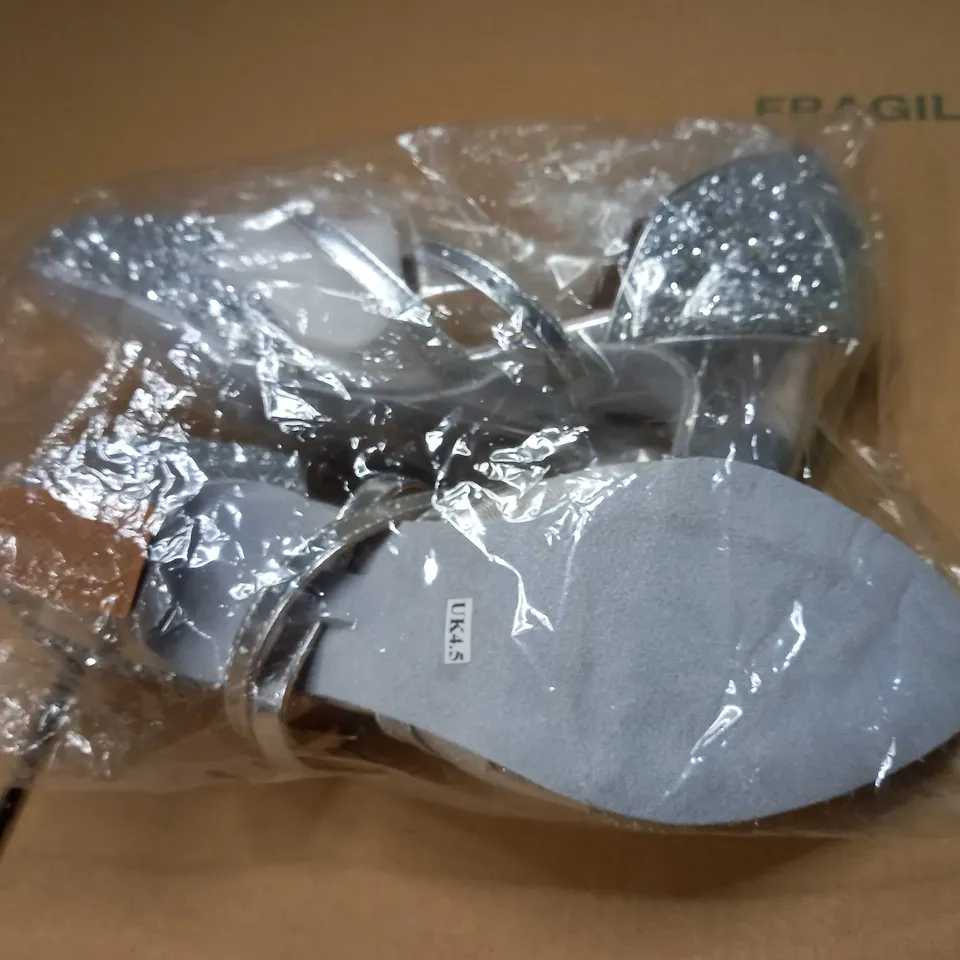 PAIR OF DESIGNER SILVER GLITTER SHOES - SIZE 4.5
