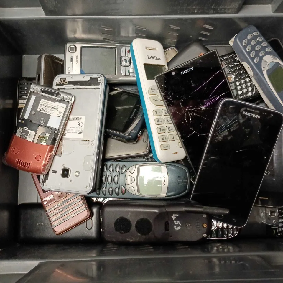 APPROXIMATELY 25 ASSORTED PHONES TO INCLUDE NOKIA, SAMSUNG, BLACKBERRY, ETC