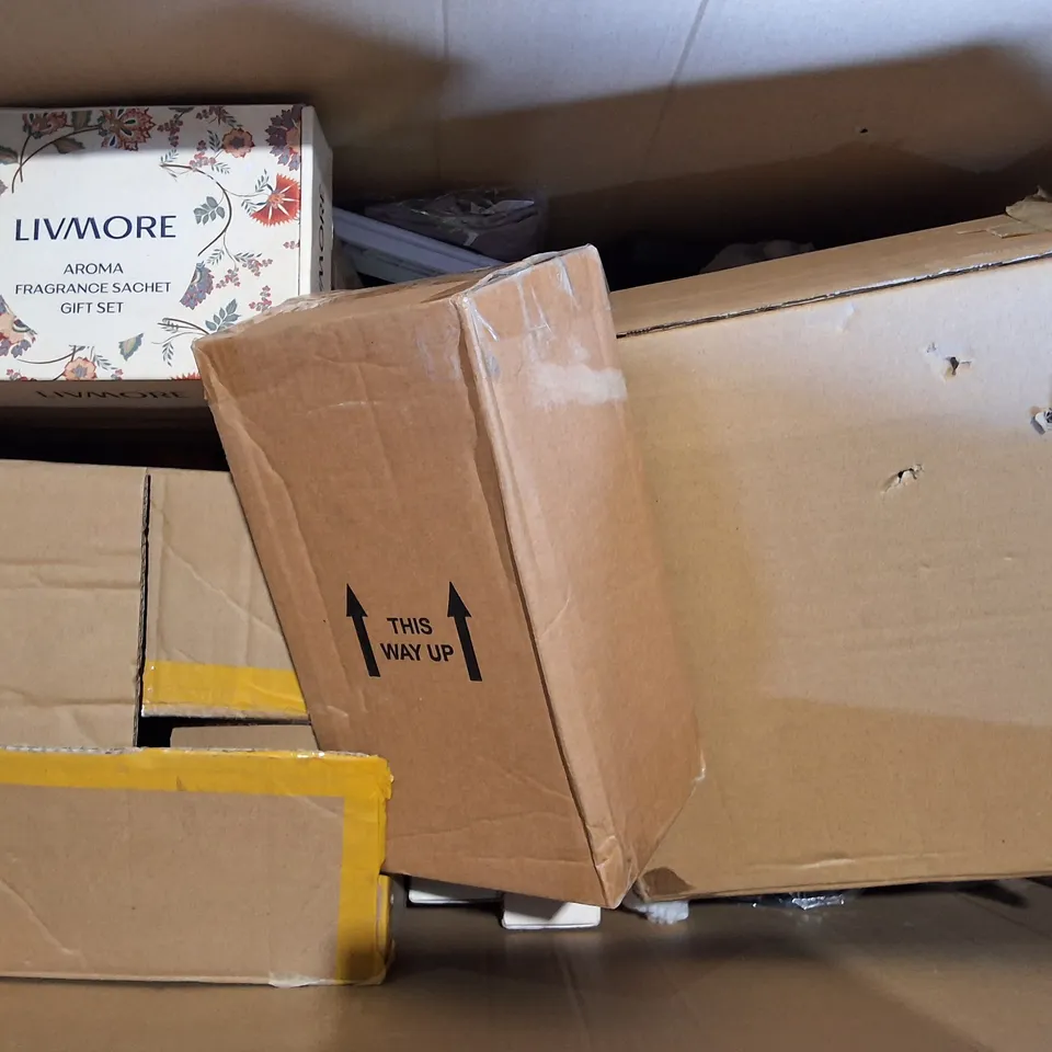 APPROXIMATELY 12 ASSORTED ITEMS TO INCLUDE MOROCCAN TABLE LAMP, LICMORE FRAGRANCE SACHET SET, PUG ORNAMENT, ETC