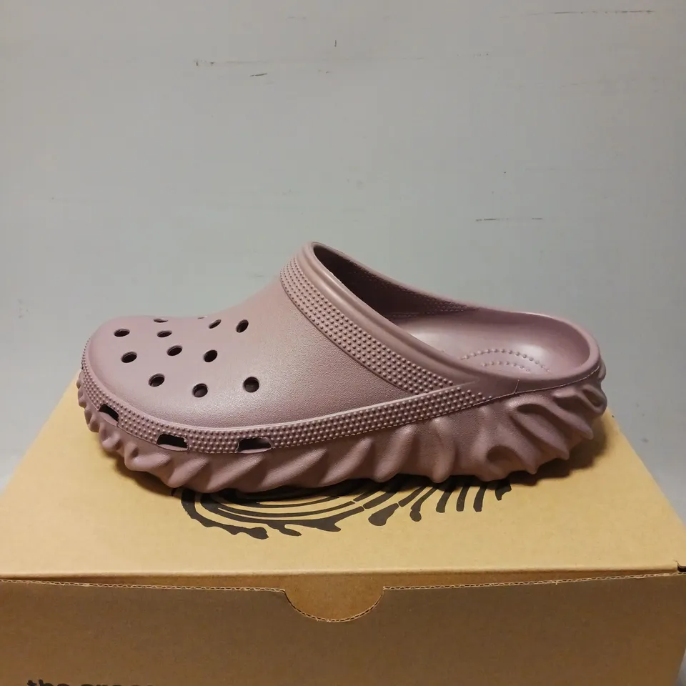 BOXED PAIR OF CROCS UNISEX SHOES, MAUVE - UK SIZE 6/7