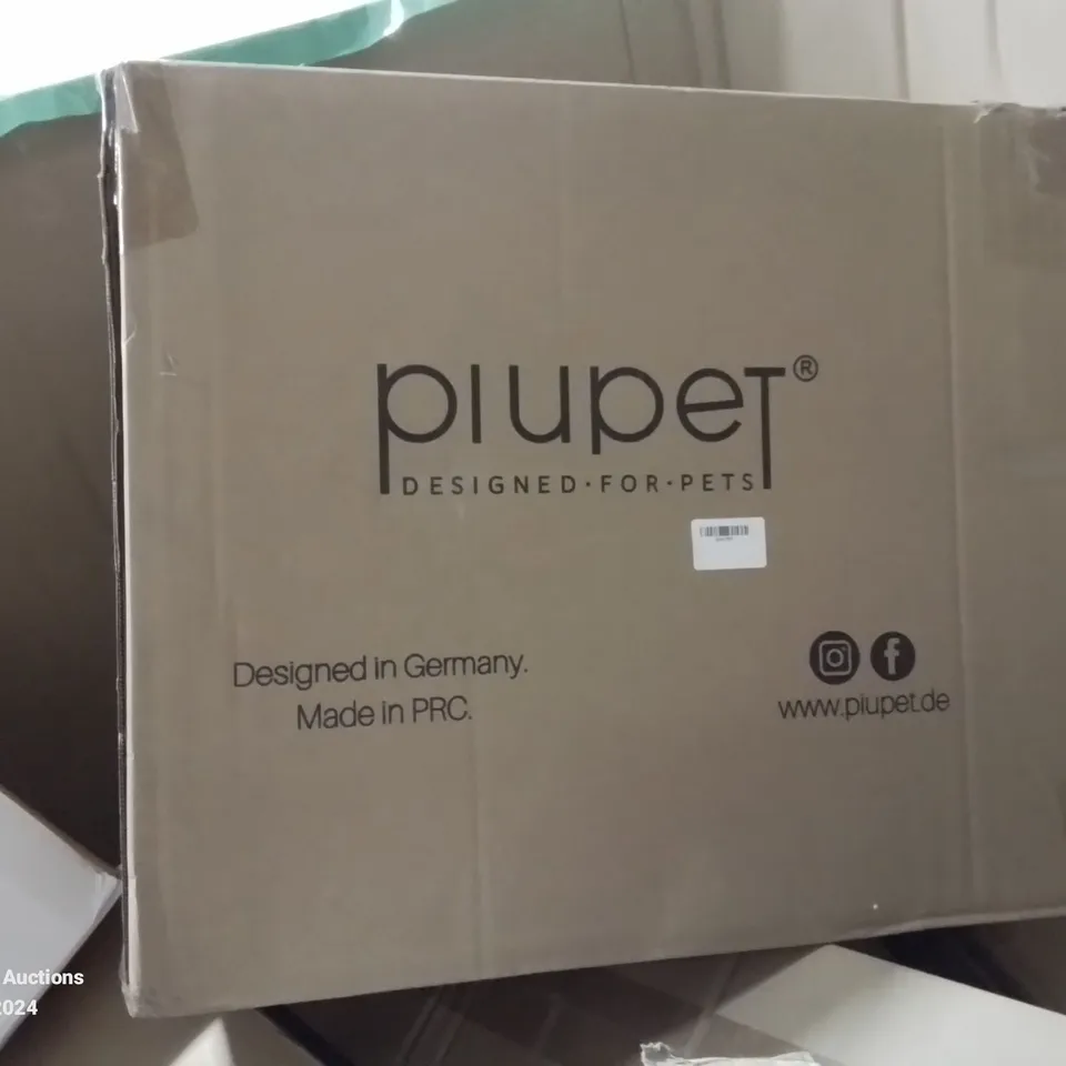 PALLET CONTAINING VARIOUS ASSORTED ITEMS TO INCLUDE: BABY SCALES, HOT AND COLD SHOWER UNIT, BATHROOM TAPS, ETC.