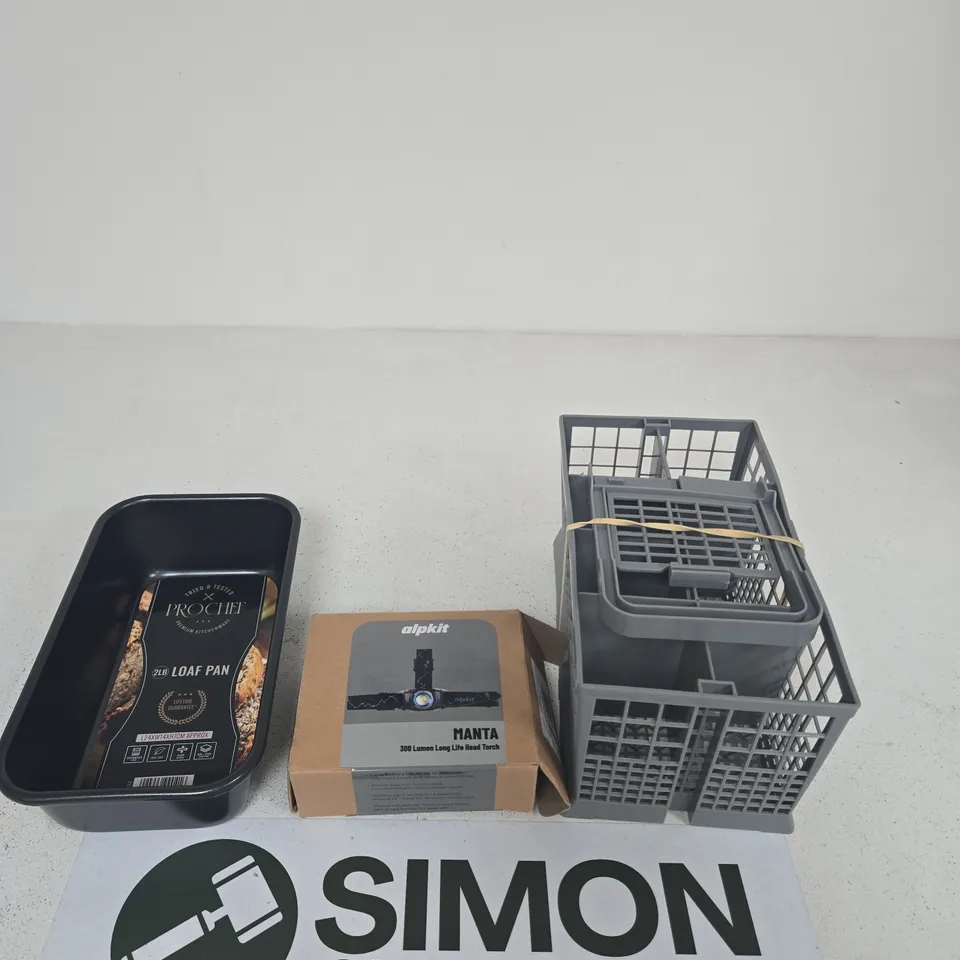 APPROXIMATELY 15 ASSORTED HOUSEHOLD PRODUCTS TO INCLUDE A LOAF TIN, CUTLERY DRAINER BASKET AND HEAD TORCH