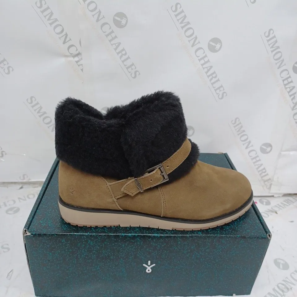 BOXED PAIR OF EMU OXLEY FUR CUFF BOOTS SIZE 7