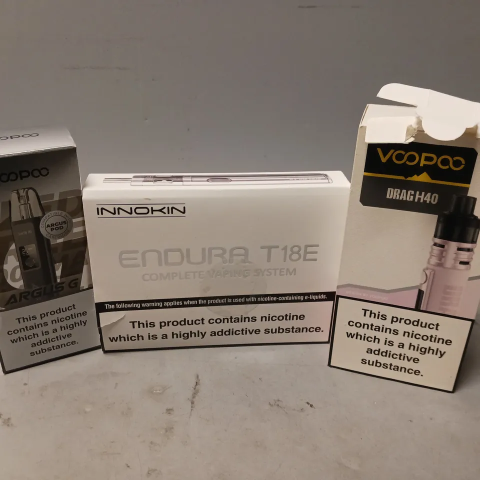 APPROXIMATELY 20 VAPES & E-CIGARETTES TO INCLUDE VOOPOO DRAG H40, INNOKIN ENDURA T18E, VOOPOO ARUS G, ETC