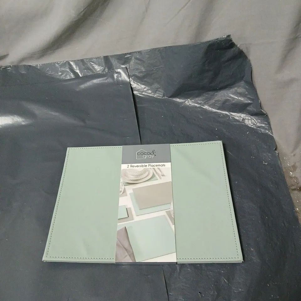 BOX OF APPROXIMATELY 15 ASSORTED HOUSEHOLD ITEMS INCLUDING BEER TRAY , PLACEMATS AND ULTRA PLUSH FOOT WARMER 