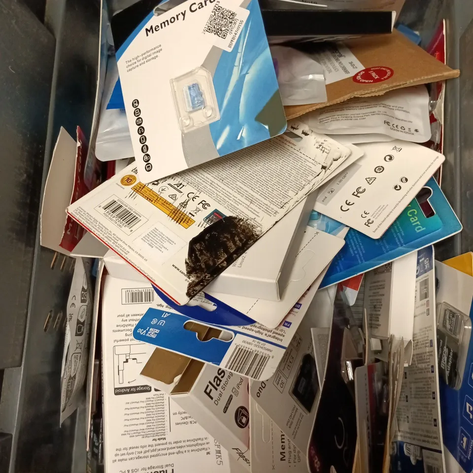 LARGE QUANTITY OF ASSORTED ITEMS TO INCLUDE AN ASSORTMENT OF SD CARDS, MEMORY CARDS, FLASHDRIVES, ETC - COLLECTION ONLY