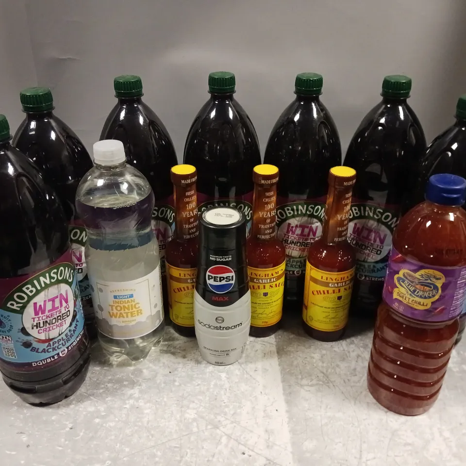 APPROXIMATELY 13 ASSORTED FOOD & DRINK ITEMS TO INCLUDE ROBINSONS APPLE & BLACKCURRANT, BLUE DRAGON SWEET CHILLI, LINGHAM GARLIC CHILLI SAUCE, ETC - COLLECTION ONLY