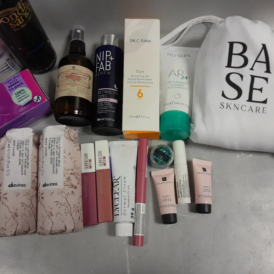 BOX OF APPROXIMATELY 10 COSMETIC ITEMS TO INCLUDE MOISTURISING CREAM, BONDI SANDS ULTRA DARK , REUZEL SHAMPOO, ETC