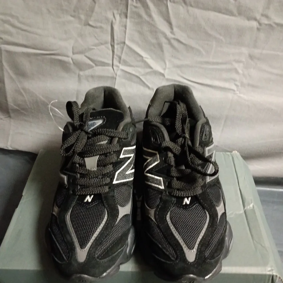 BOXED PAIR OF NEW BALANCE BLACK MESH TRAINERS - UK SIZE 7