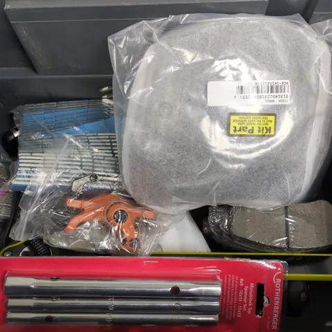 APPROXIMATELY 10 ASSORTED VEHICLE PARTS & ACCESSORIES/TOOLS TO INCLUDE ROTHENBERGER SPANNER SET, SMALL VISOR, BRAKE PADS, ETC - COLLECTION ONLY