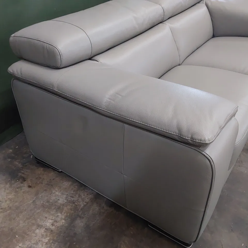 QUALITY ITALIAN DESIGNER MELO LOVESEAT/ TWO SEATER SOFA WITH ADJUSTABLE HEADRESTS LIGHT GREY LEATHER 