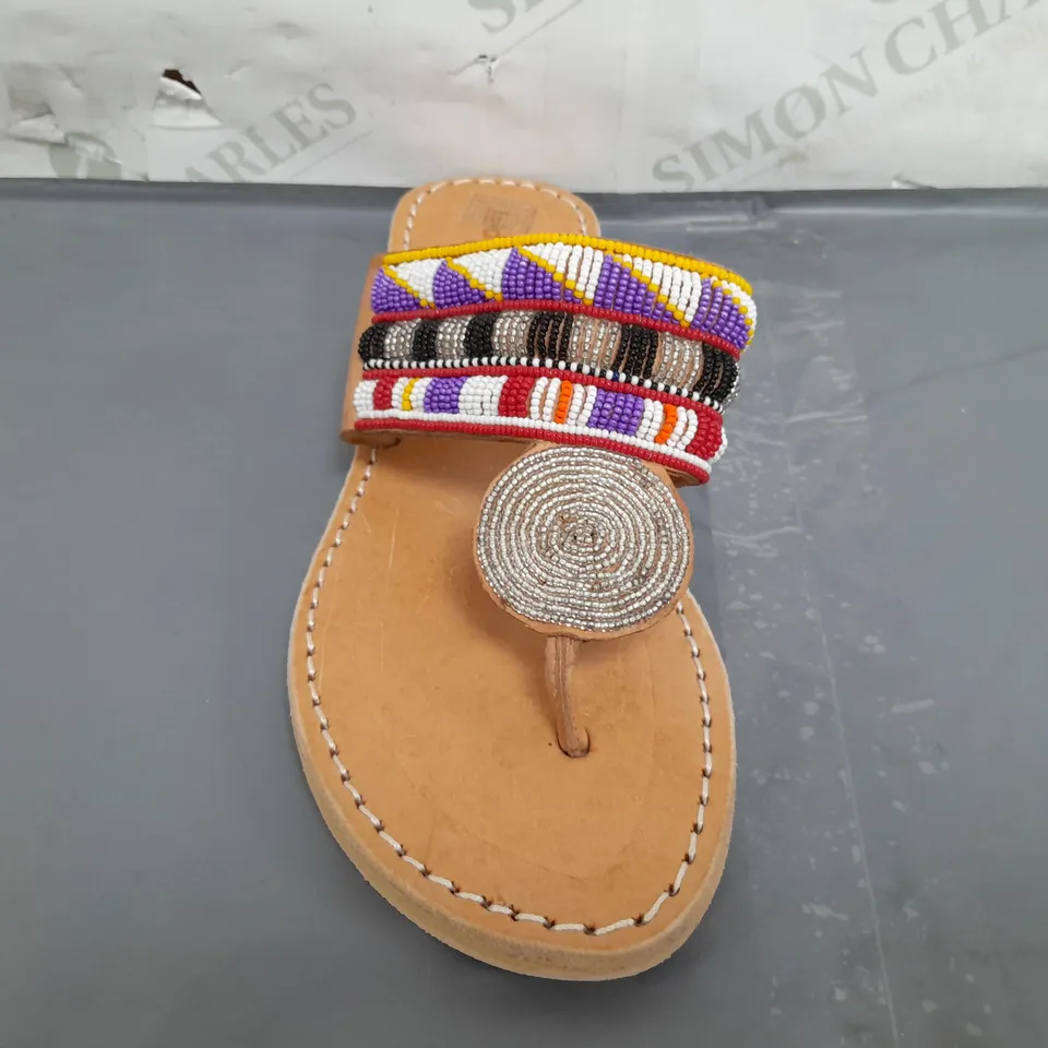 BOXED PAIR OF LAIDBACK LONDON TOE POST FLAT SANDALS IN MULTICOLOUR EU SIZE 40