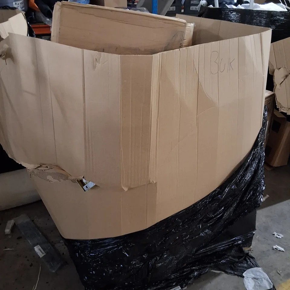 PALLET CONTAINING ASSORTED HOUSEHOLD PRODUCTS INCLUDING COOKIE MOULDS, CLOTHING, TRAYS & CHILDREN'S TOYS