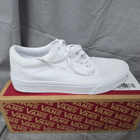 BOXED VANS OLD SKOOL WHITE SNEAKERS - TRUE WHITE, UK 6