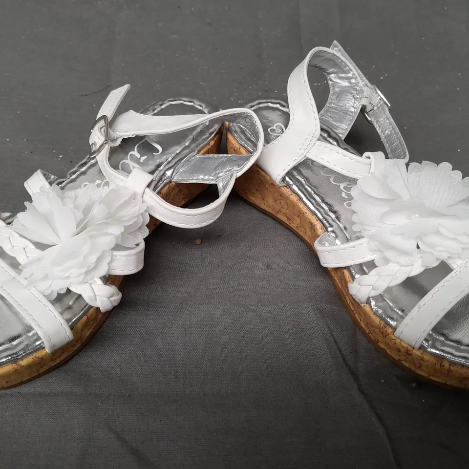 BOX OF APPROXIMATELY 15 LILLEY KIDS OPEN TOE SANDALS IN WHITE/METALLIC SILVER W. FLOWER DETAIL - VARIOUS SIZES