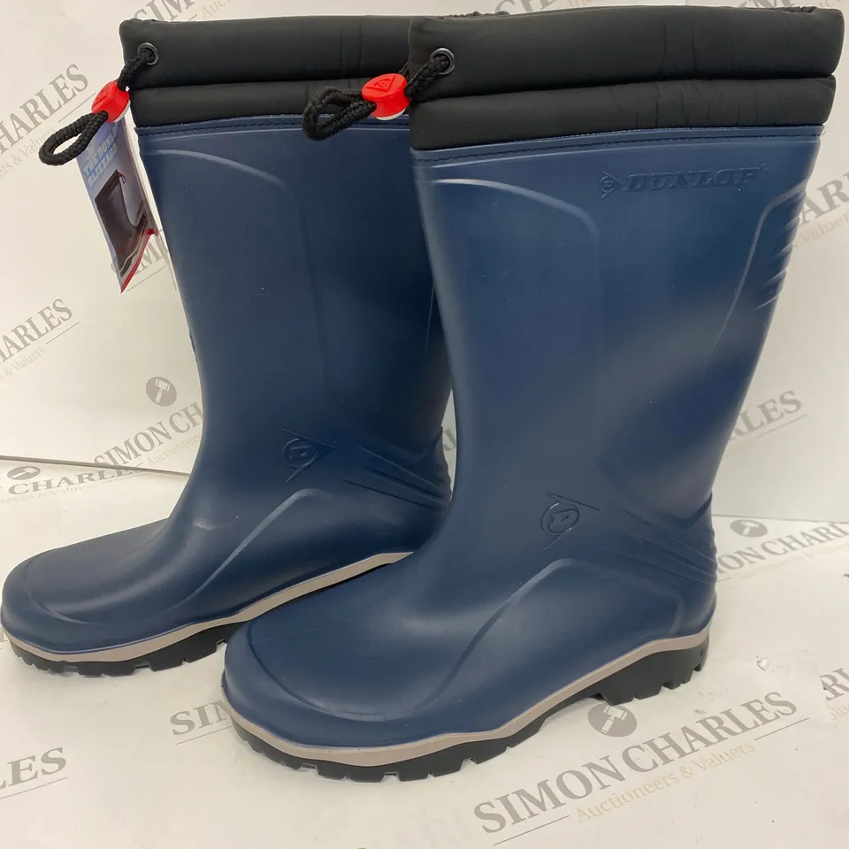 PAIR OF DUNLOP NAVY WELLIES SIZE 6