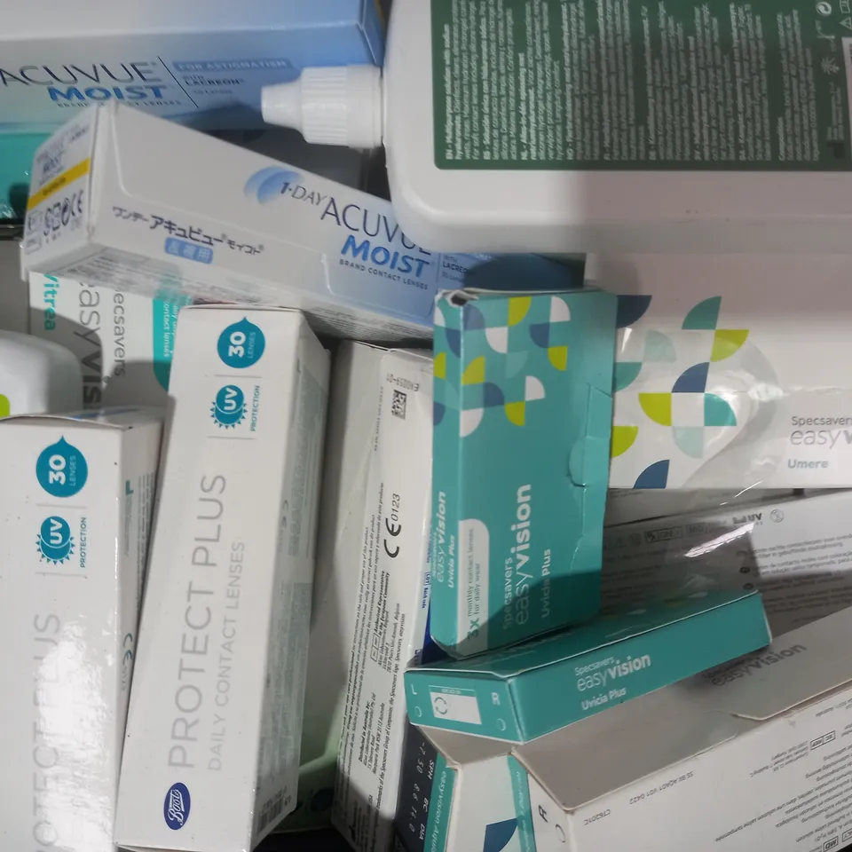 APPROXIMATELY 20 ASSORTED HOUSEHOLD ITEMS TO INCLUDE ACUVUE OASYS CONTACT LENSES, ACUVUE MOIST CONTACT LENSES, ETC