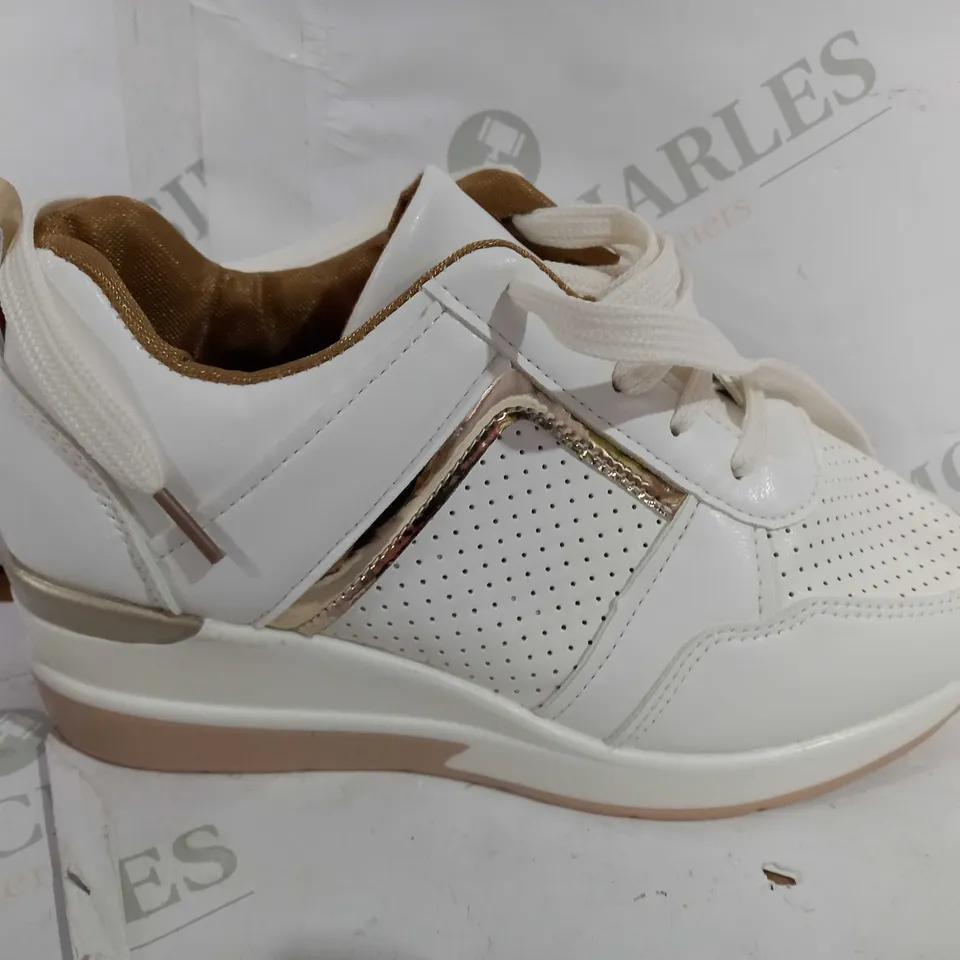 PAIR OF DESIGNER LACE UP TRAINERS IN WHITE/SILVER/FLESH PINK - SIZE UNSPECIFIED