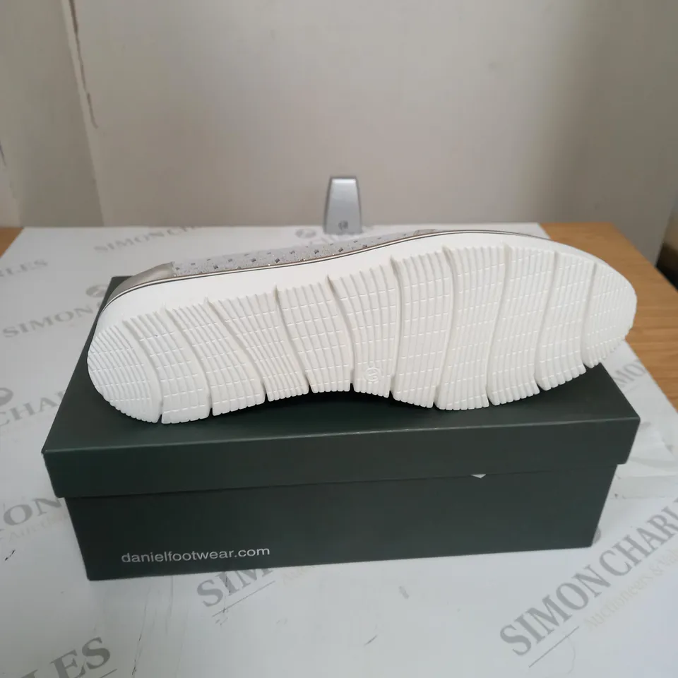 BOXED DANIEL OCCASSSIONAL SHOES SIZE 39