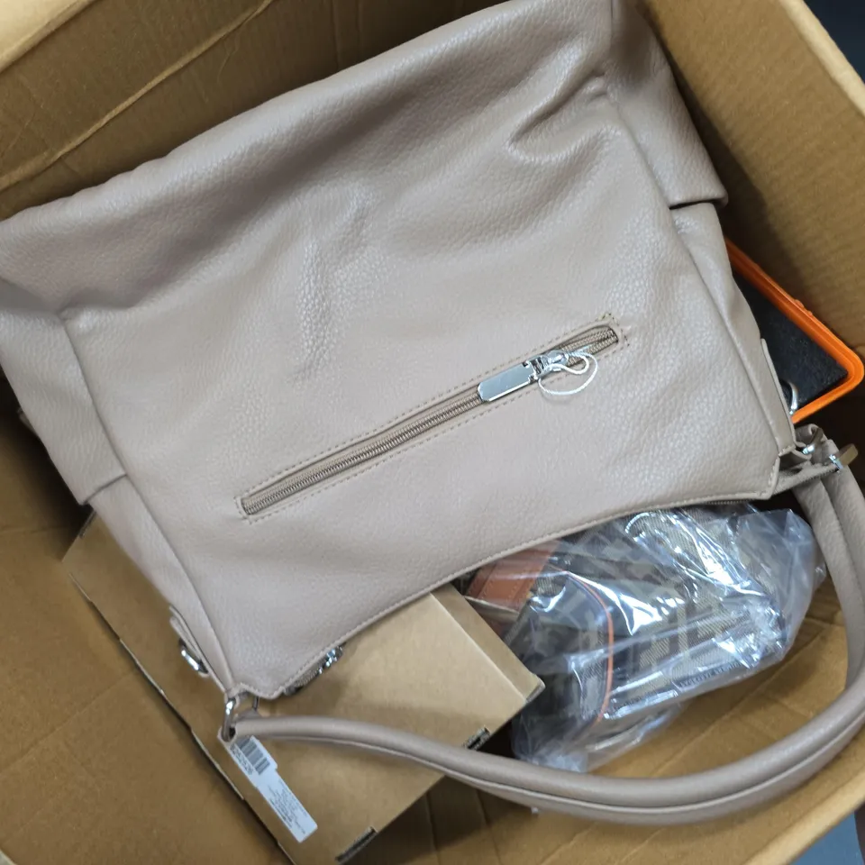 APPROXIMATELY 10 ASSORTED ITEMS TO INCLUDE ROOM MIST, HANDBAG, TORCH, ETC - COLLECTION ONLY