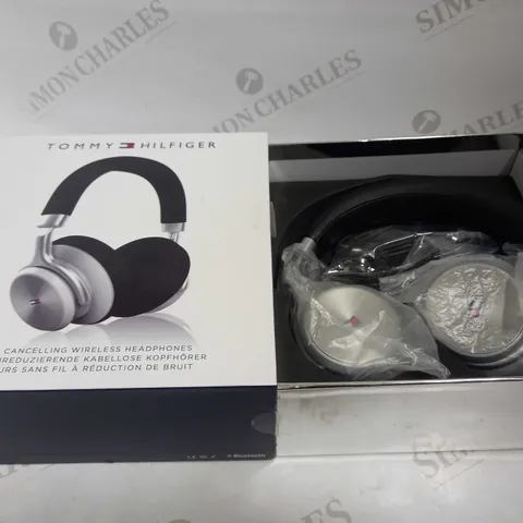 TOMMY HILFIGER HEADPHONES ON EAR IN BLACK 