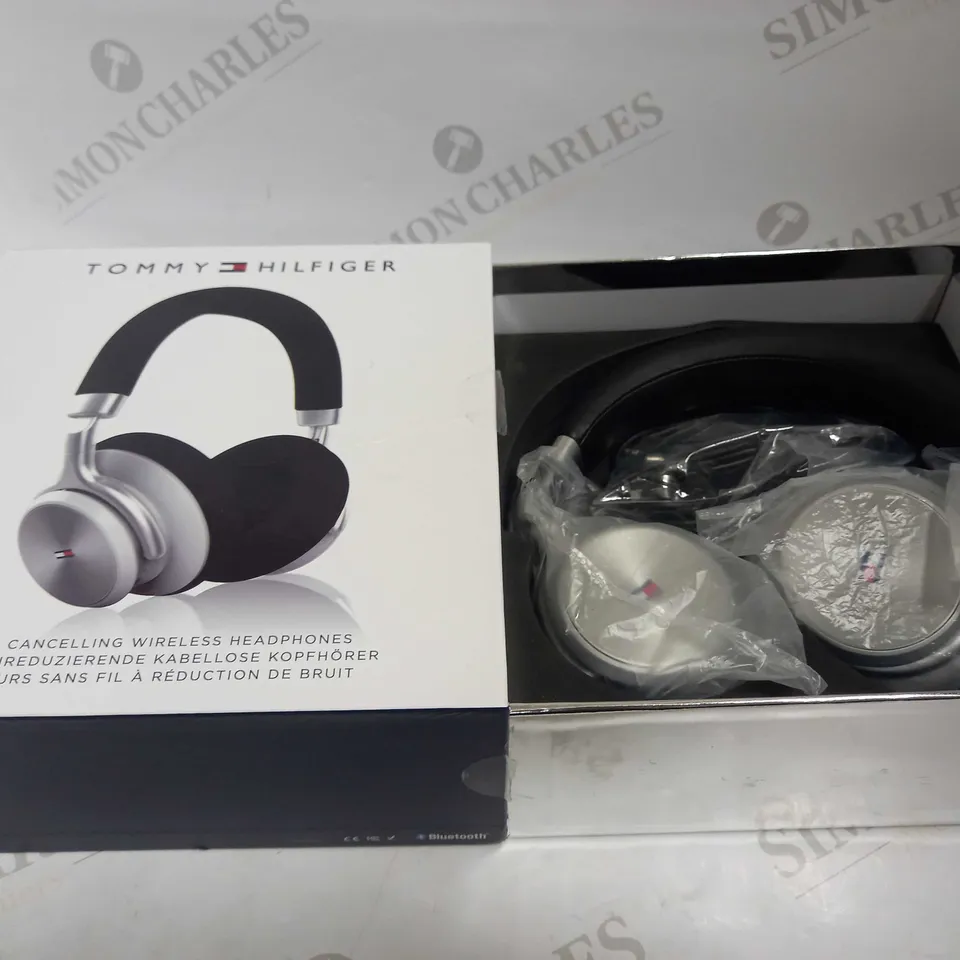 TOMMY HILFIGER HEADPHONES ON EAR IN BLACK 