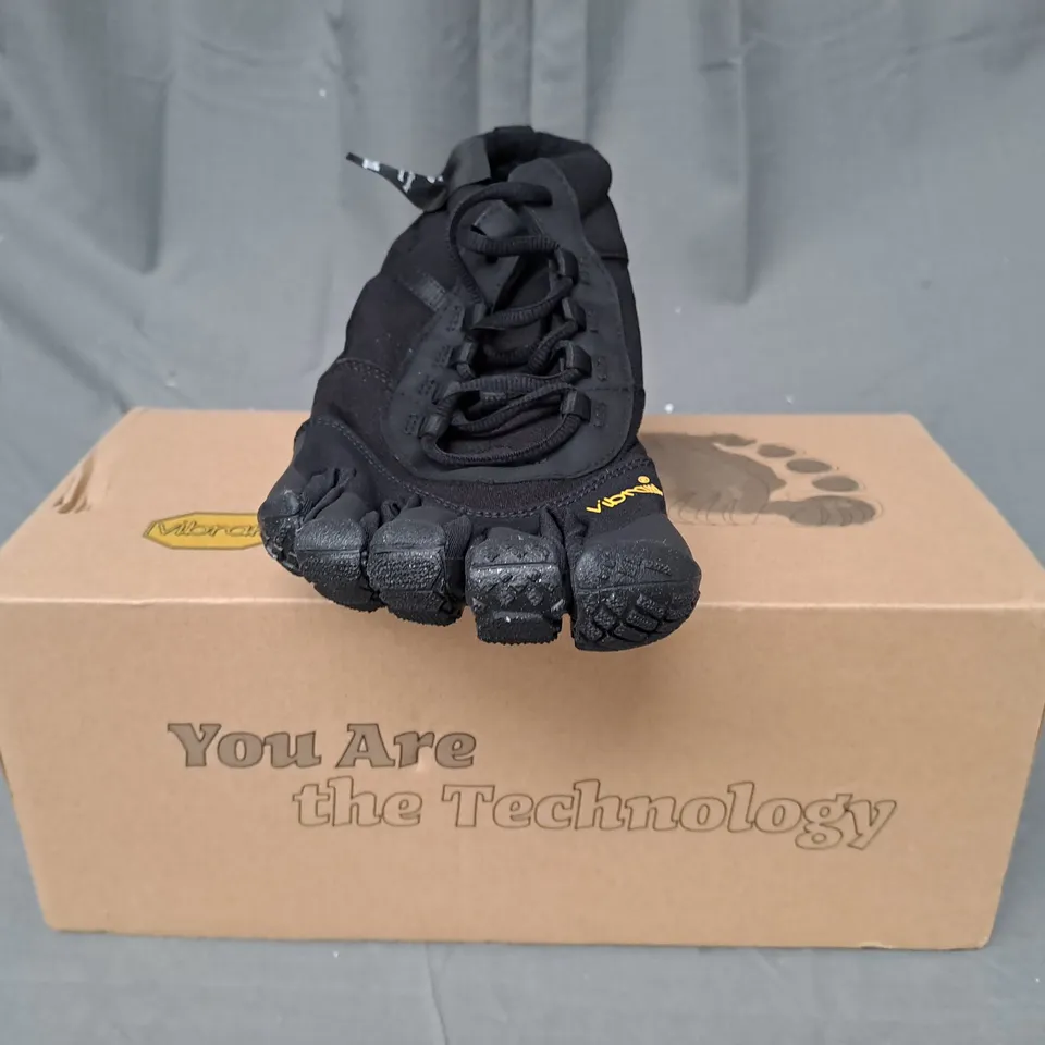 BOXED PAIR OF VIBRAM FIVE FINGERS V-TREK INSULATED SHOES IN BLACK EU SIZE 43