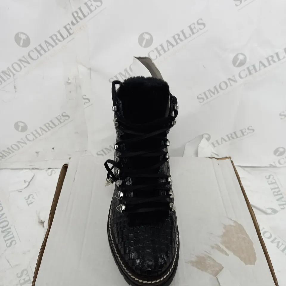 BOXED PAIR OF MODA IN PELLE HIKING BOOTS IN BLACK CROC UK SIZE 5