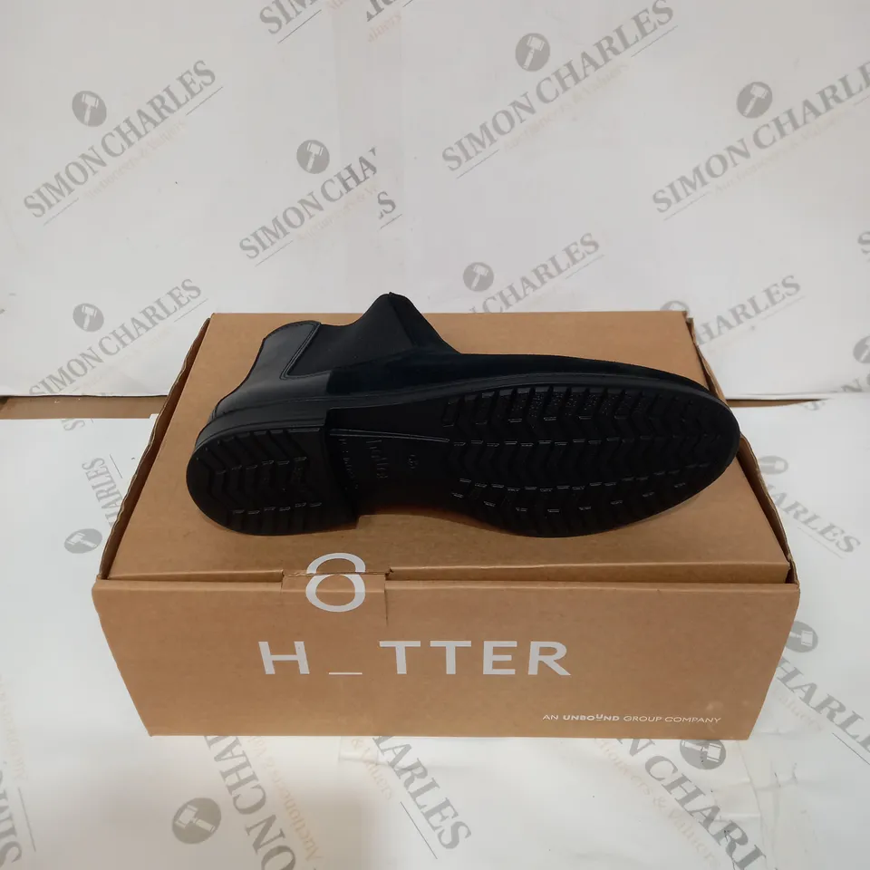 BOXED PAIR OF HOTTER TENBY ANKLE BOOT - BLACK METALLIC, SIZE 6.5