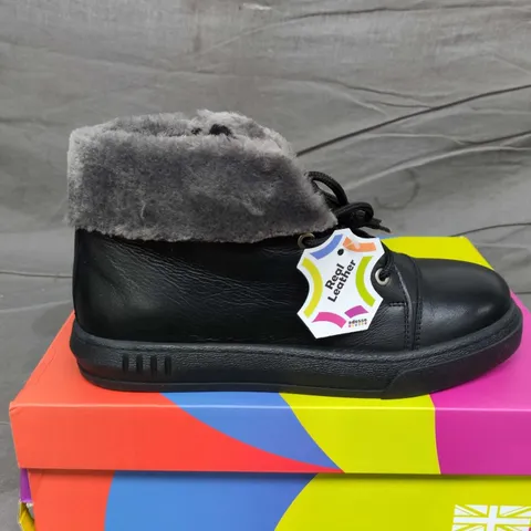 BOXED ADESSO BLACK LEATHER BOOT WITH GREY FUR TRIM – SIZE 40