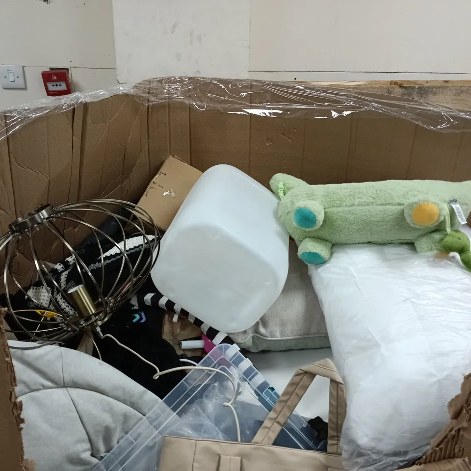 PALLET TO CONTAIN A LARGE AMOUNT OF ASSORTED ITEMS TO INCLUDE SOFT TOY, PILLOW, CLOTHING, BAG ETC