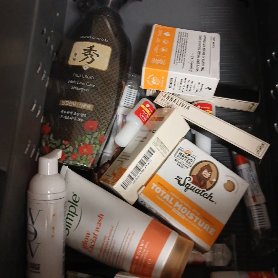 APPROXIMATEY 20 ASSORTED HEALTH AND BEAUTY PRODUCTS TO INCLUDE - ACRYLIC POWDER - GLOW FOR IT LASH SERUM - LANEIGE TINTED LIP SERUM - ETC