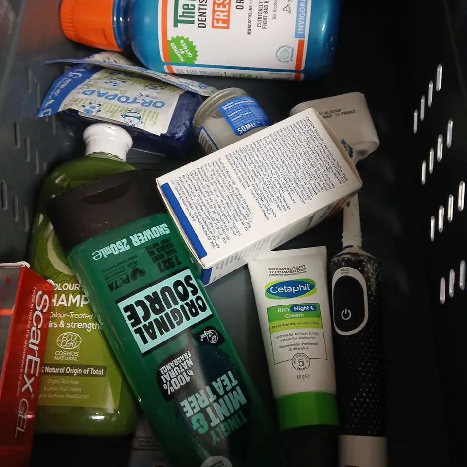 APPROXIMATEY 20 ASSORTED HEALTH AND BEAUTY PRODUCTS TO INCLUDE - PIXI GLOW TONIC - SOL DE JANIERO PERFUME MIST - CETAPHIL DAILY DEFENSE - ETC