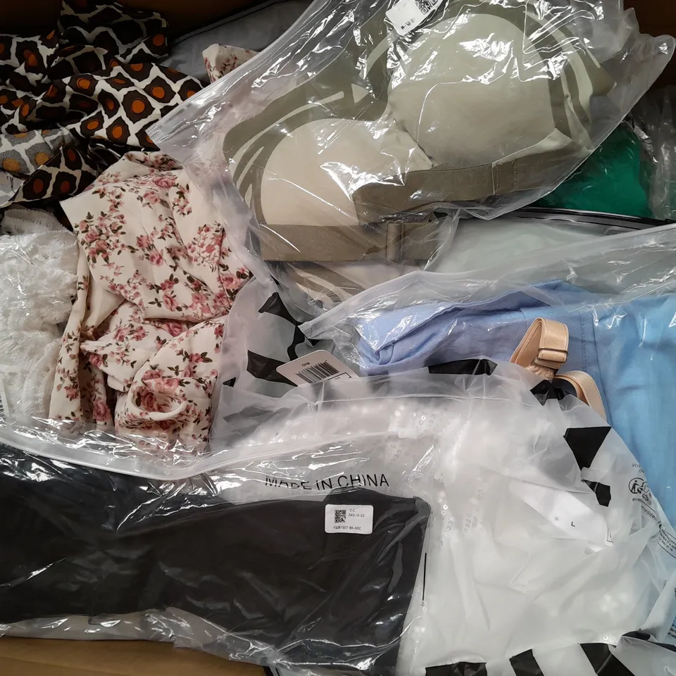 BOX OF APPROXIMATELY 15 ASSORTED CLOTHING ITEMS TO INCLUDE - HAT , SOCKS , TOP ETC
