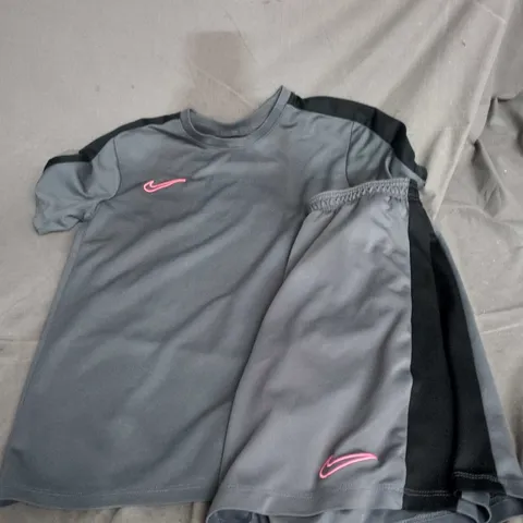 NIKE DRI-FIT KIDS TRAINING T‑SHIRT & SHORTS SET – GREY WITH PINK SWOOSH, XL