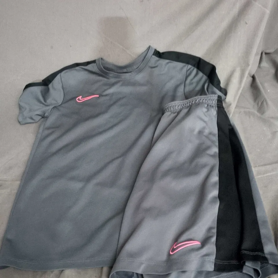 NIKE DRI-FIT KIDS TRAINING T‑SHIRT & SHORTS SET – GREY WITH PINK SWOOSH, XL