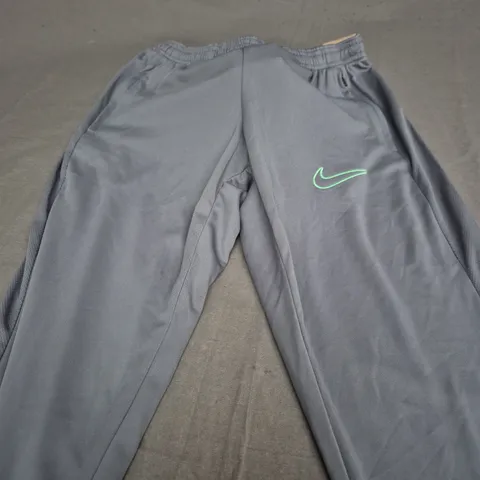 NIKE STANDARD FIT LIGHT GREY TRACKSUIT PANTS - SMALL