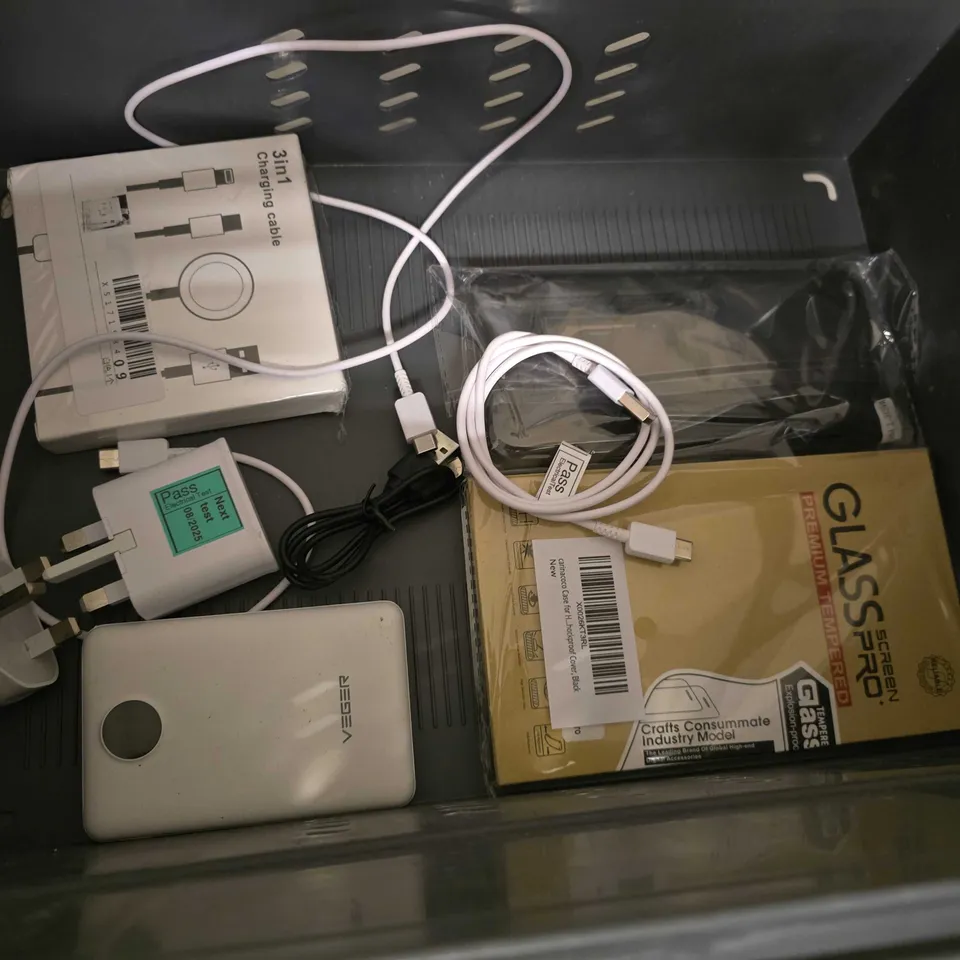 LOT OF APPROXIMATELY 10 ASSORTED ITEMS TO INCLUDE CHOST CASE 2.0 AND 15W FAST CHARGER
