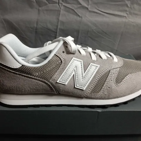 BOXED PAIR OF NEW BALANCE 574 TRAINERS – UK SIZE 8